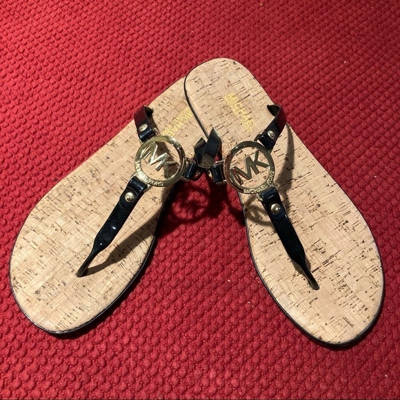 MICHAEL KORS Sz 10 Thong Patent Leather Cork Insole MK Medallion Slip On Sandals - Picture 1 of 10